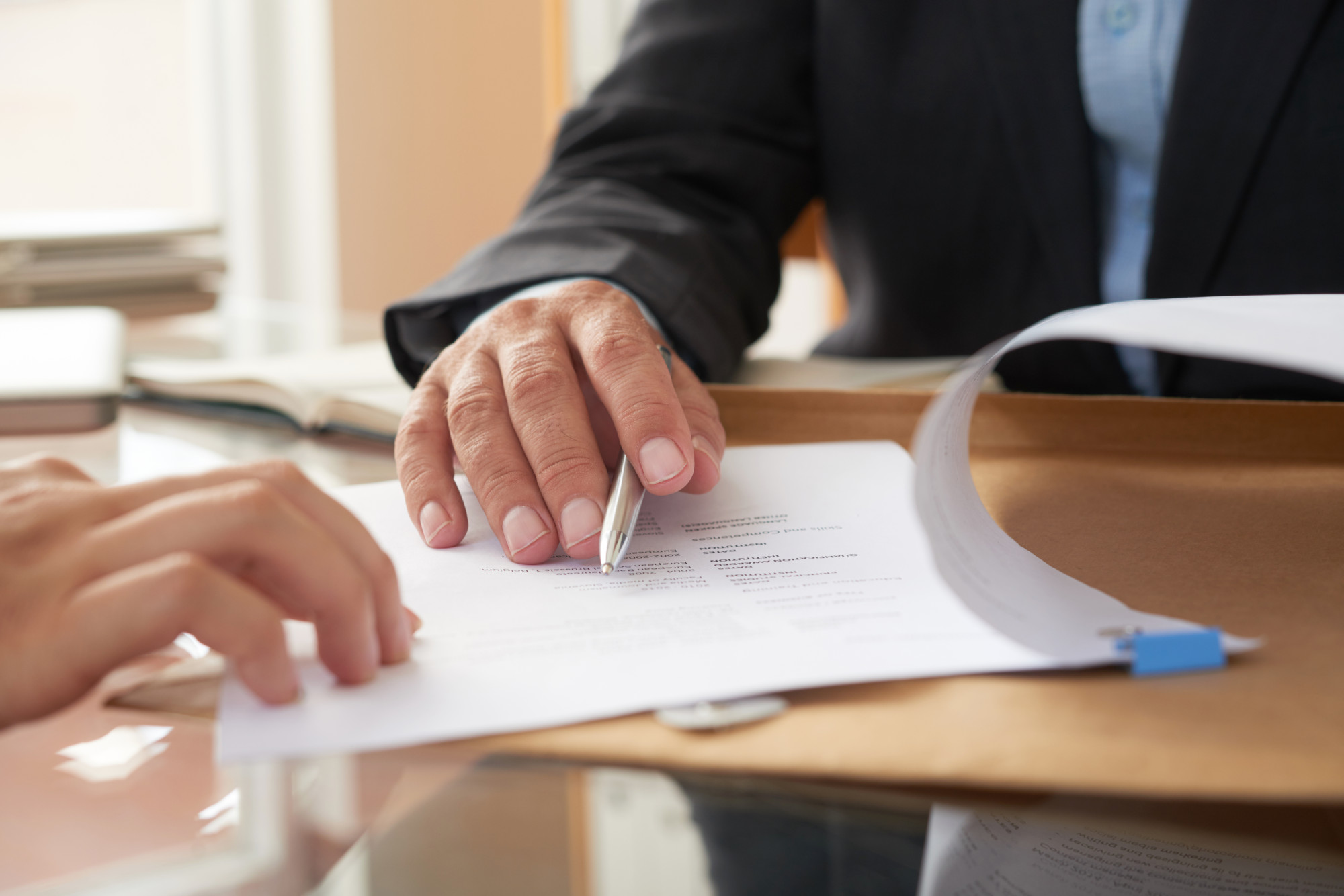 business-people-signing-contract-1